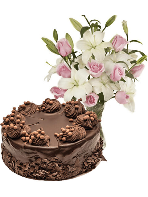 torta al cioccolato con bouquet di rose rosa e gigli